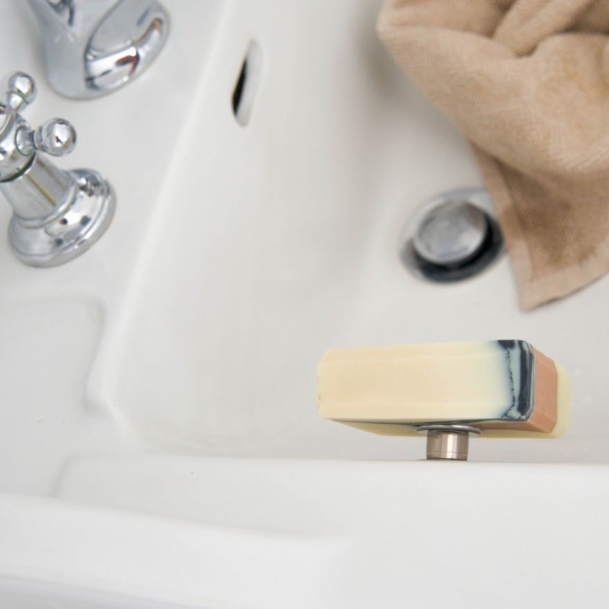 Magnetic soap dish 